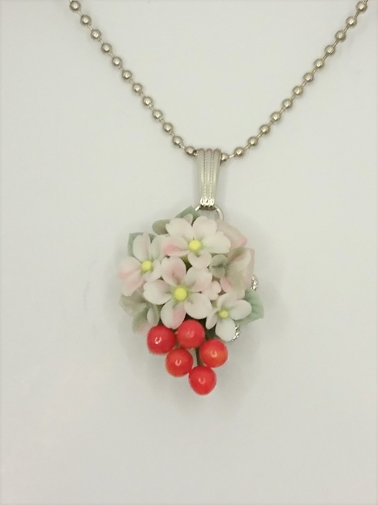 98 桜とさくらんぼのブーケネックレス