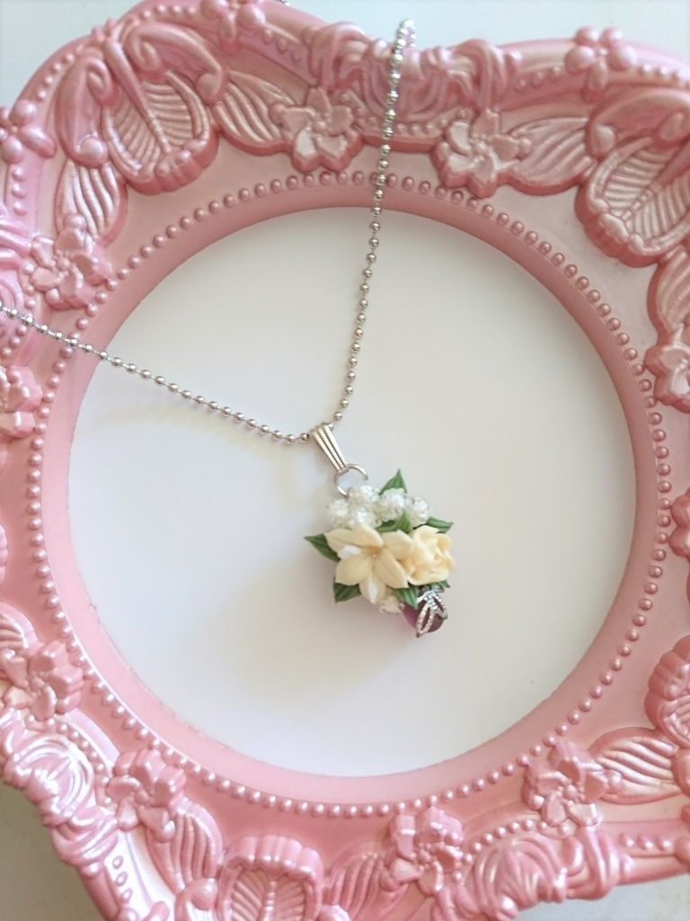 57 百合とバラのブーケネックレス