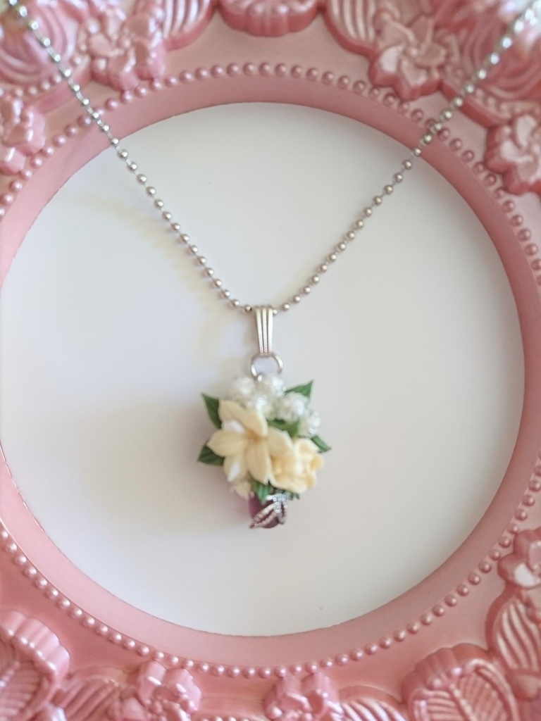 57 百合とバラのブーケネックレス