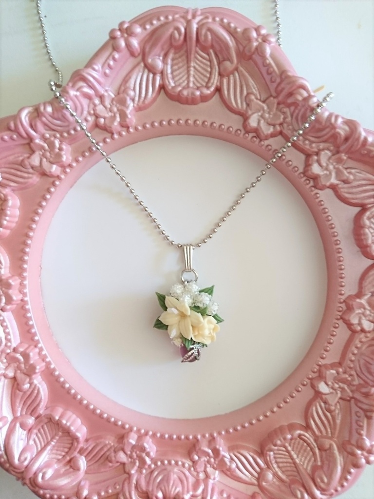 57 百合とバラのブーケネックレス