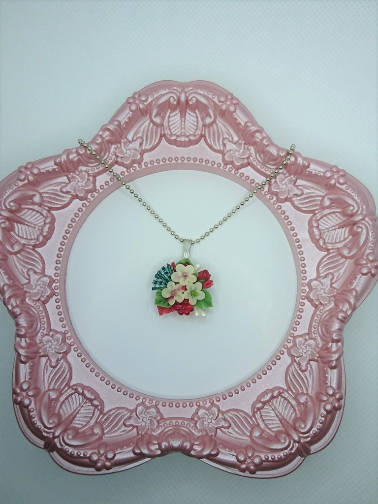 61 ラズベリーブーケのネックレス