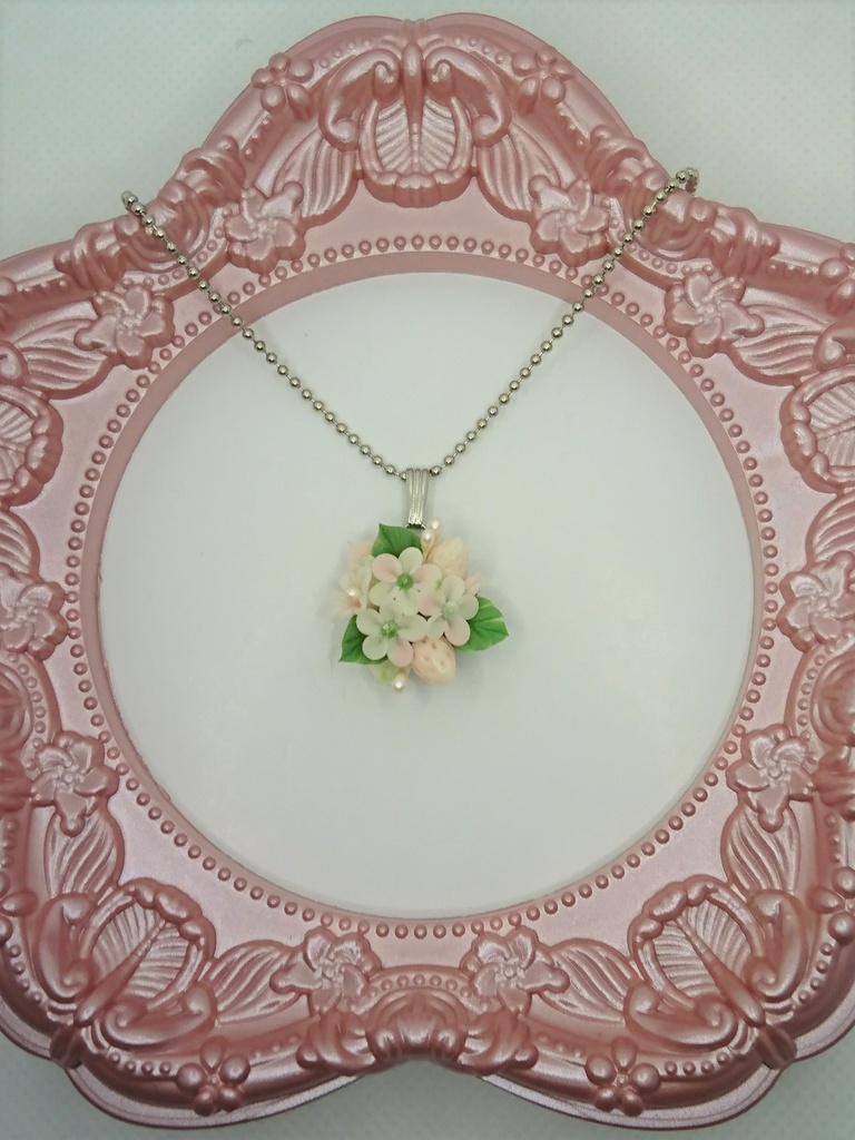 62 白ピンクの苺ブーケネックレス