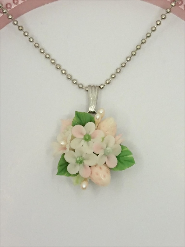 62 白ピンクの苺ブーケネックレス