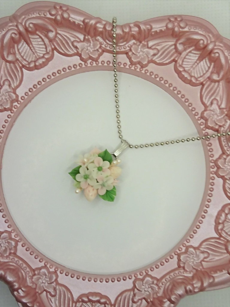 62 白ピンクの苺ブーケネックレス