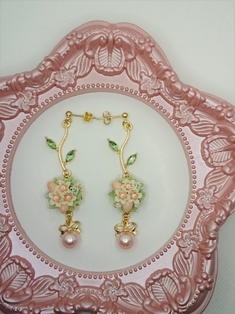 64 ピンクの苺ブーケピアス(サージカルステンレス)パーツ変更可