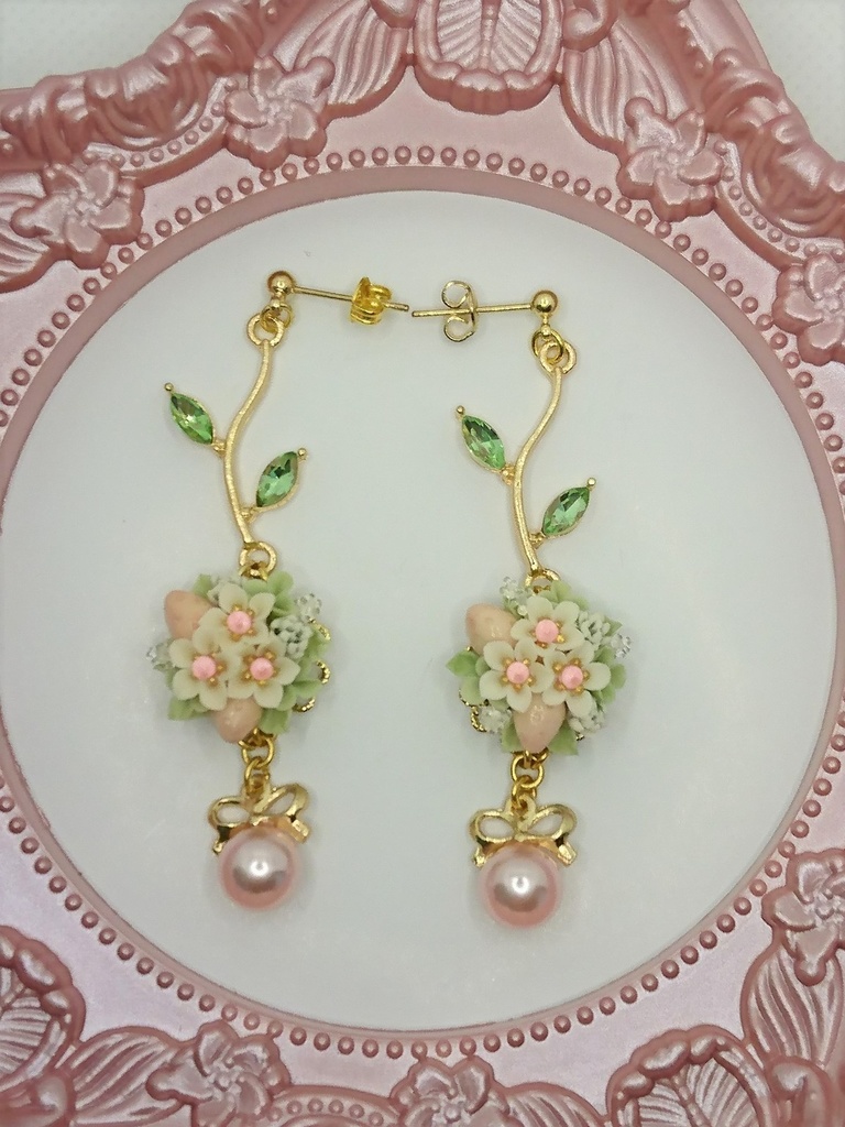 64 ピンクの苺ブーケピアス(サージカルステンレス)パーツ変更可