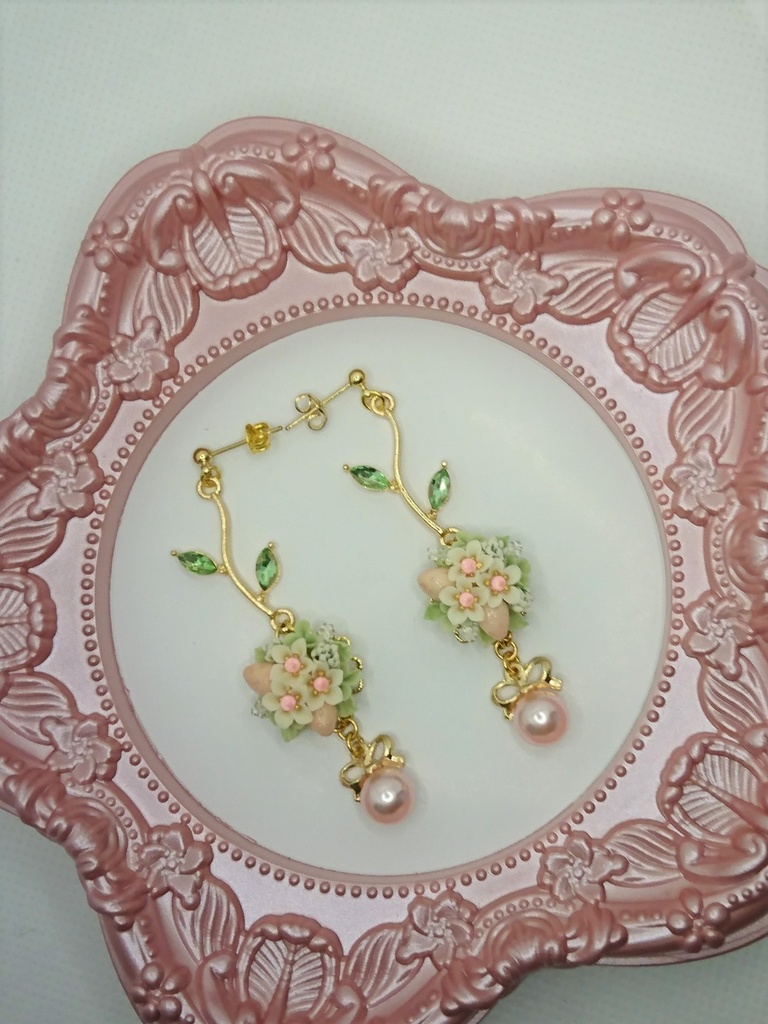 64 ピンクの苺ブーケピアス(サージカルステンレス)パーツ変更可