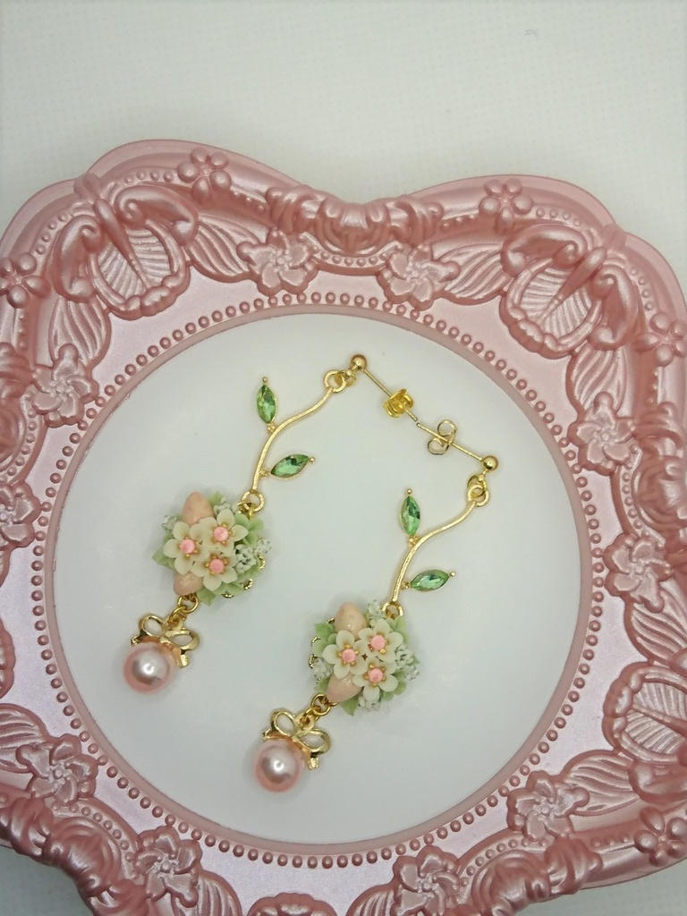 64 ピンクの苺ブーケピアス（サージカルステンレス）パーツ変更可