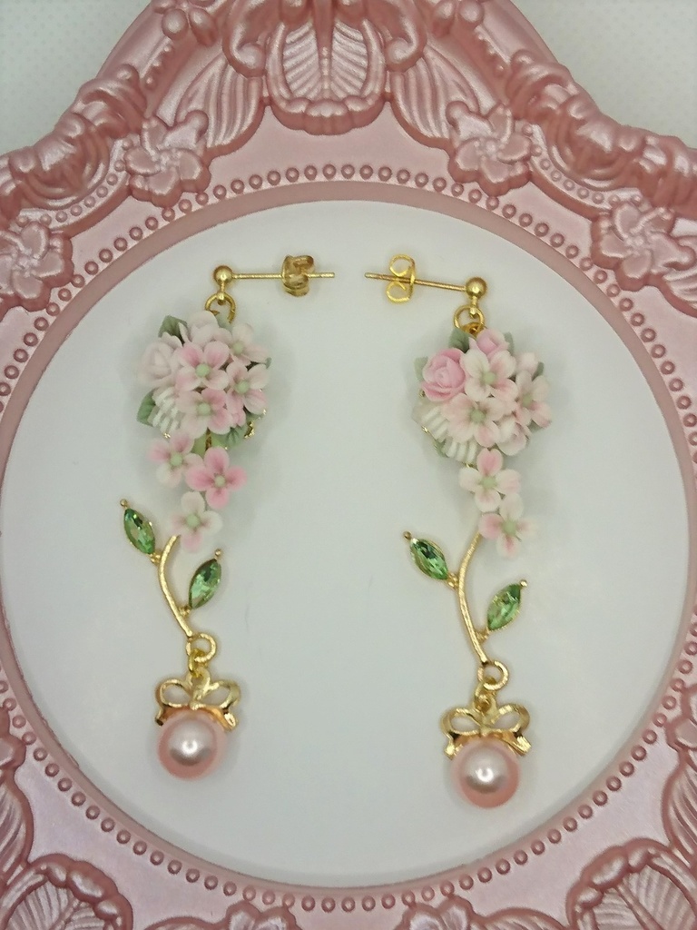 バラと花水木のブーケピアス/イヤリング/樹脂ノンホールピアス/クリップ式イヤリング(サージカルステンレス)再販不可