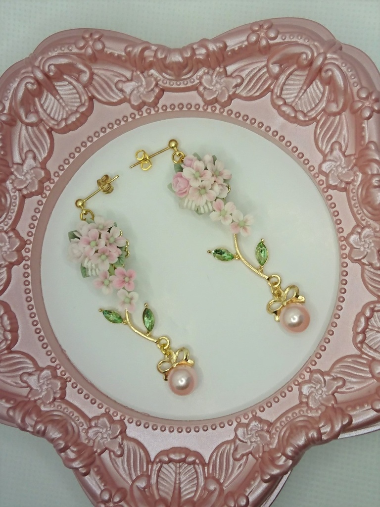 バラと花水木のブーケピアス/イヤリング/樹脂ノンホールピアス/クリップ式イヤリング(サージカルステンレス)再販不可