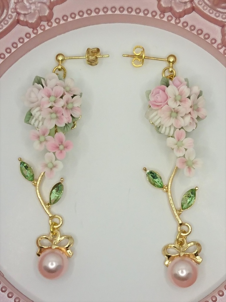 バラと花水木のブーケピアス/イヤリング/樹脂ノンホールピアス/クリップ式イヤリング(サージカルステンレス)再販不可