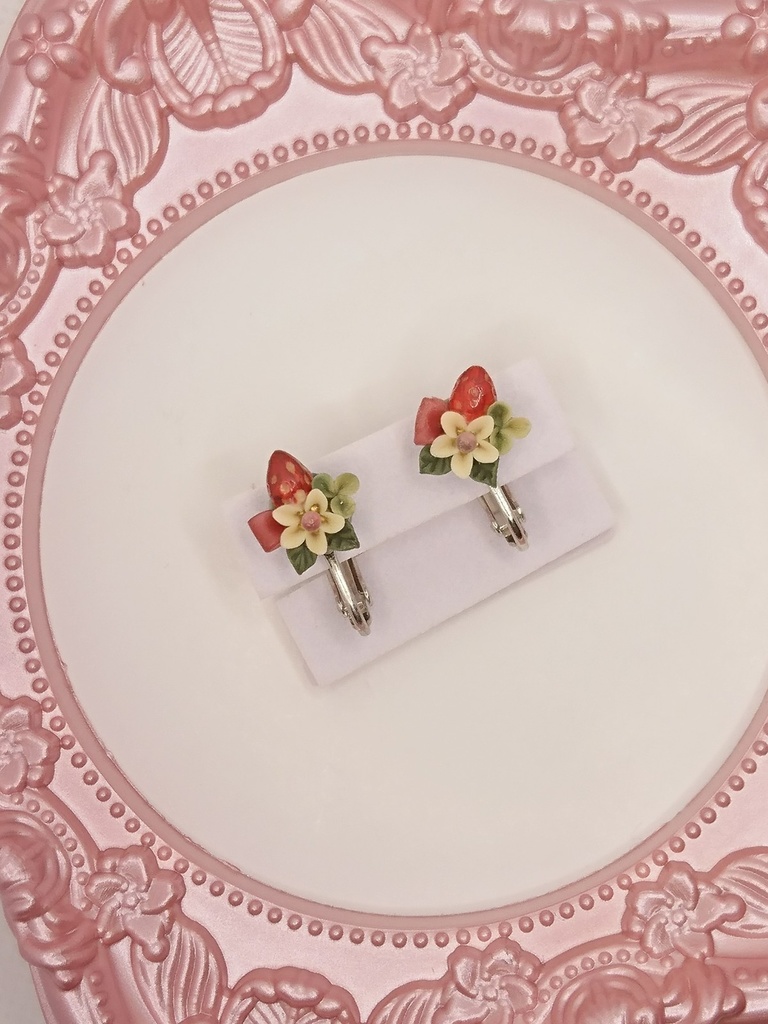 71 苺のミニブーケイヤリング