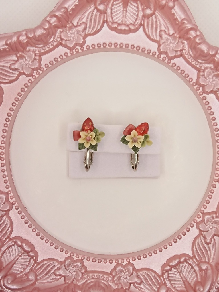 71 苺のミニブーケイヤリング