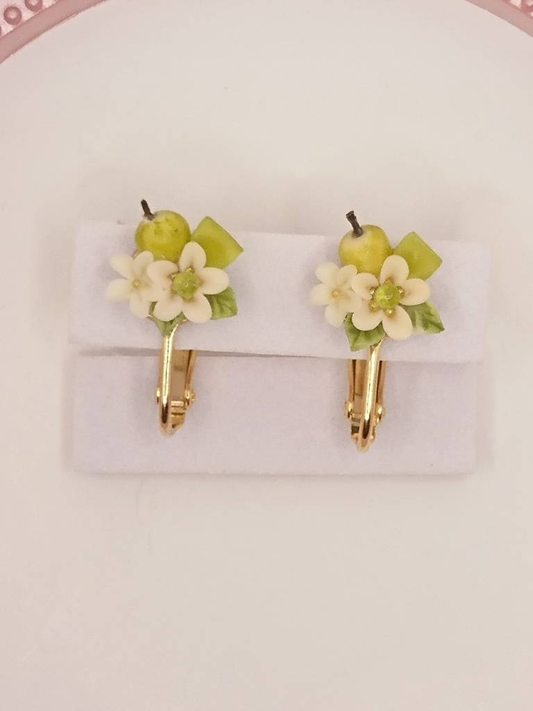 74 青りんごのミニブーケイヤリング