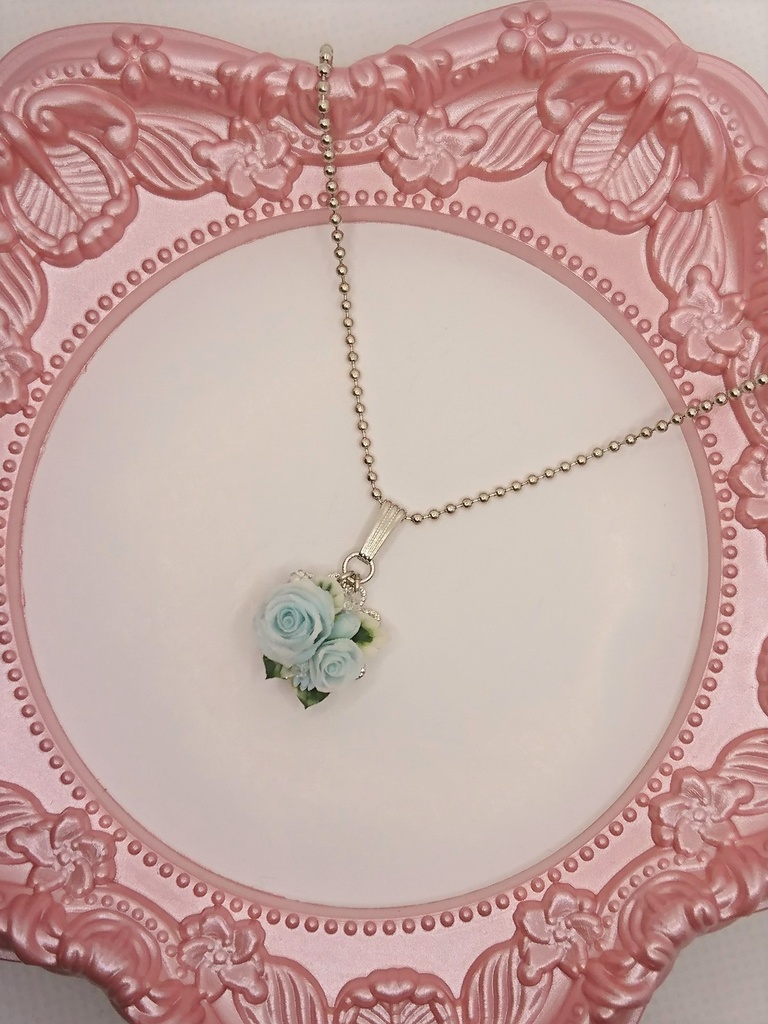 水色のバラブーケのネックレス