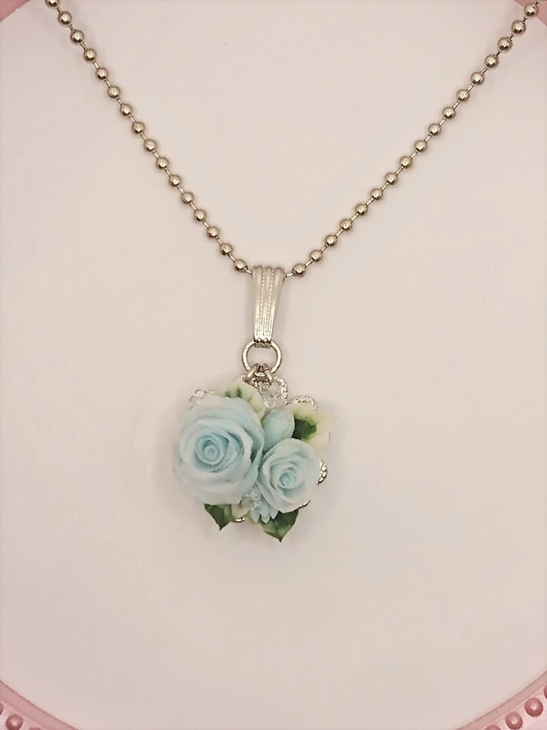水色のバラブーケのネックレス