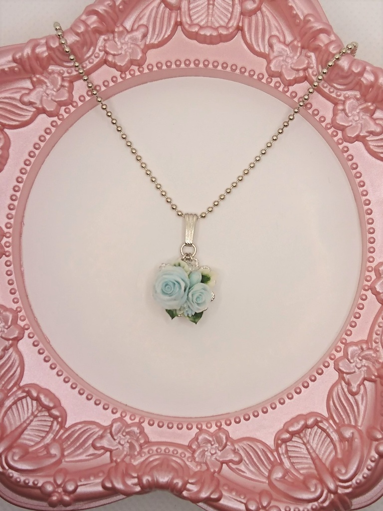 水色のバラブーケのネックレス