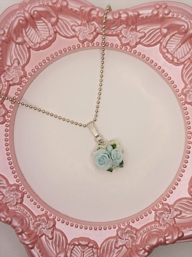 水色のバラブーケのネックレス