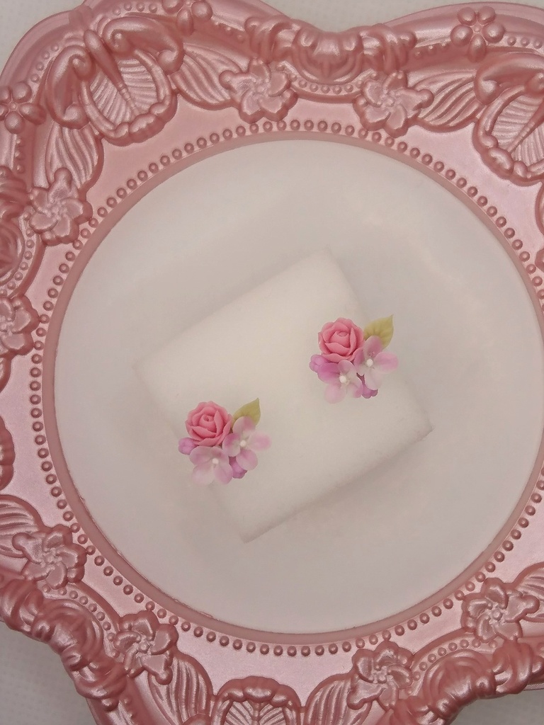 ピンクのライラックミニブーケピアス