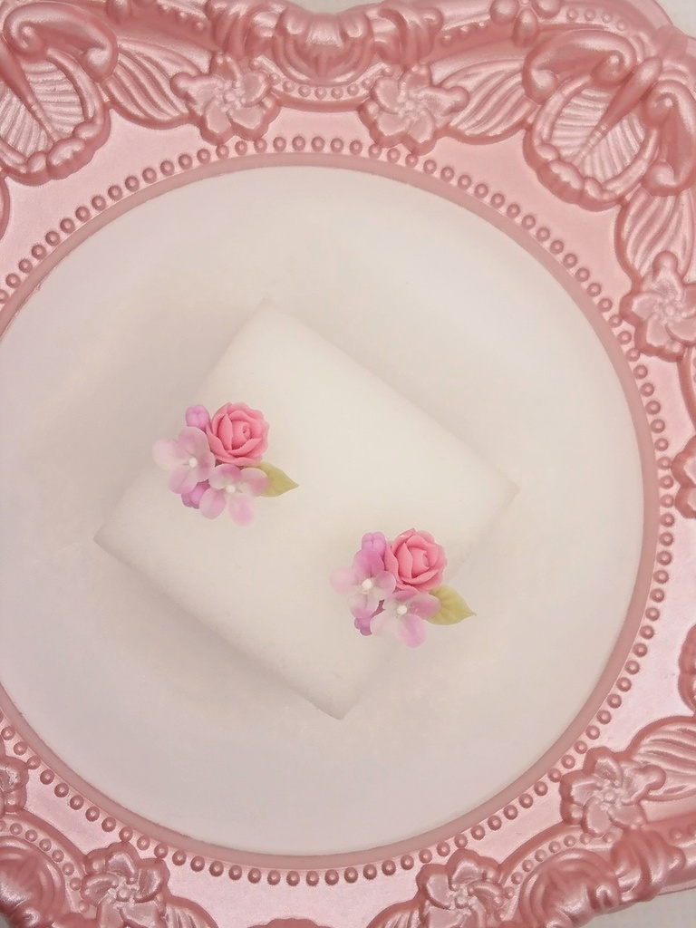 ピンクのライラックミニブーケピアス