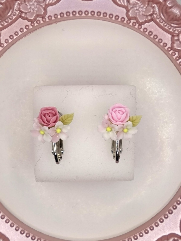 174 桜と濃ピンクのバラミニブーケイヤリング