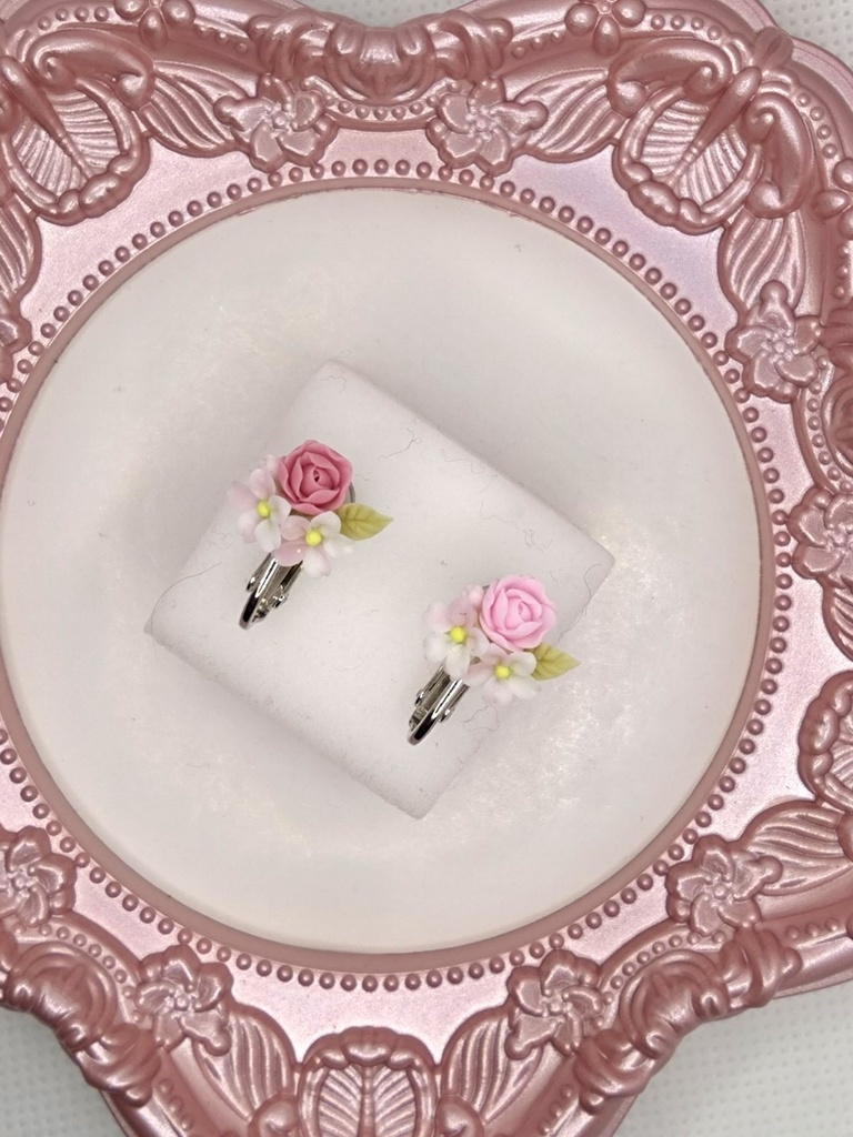 174 桜と濃ピンクのバラミニブーケイヤリング