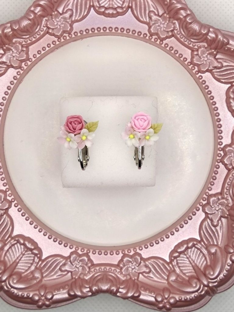 174 桜と濃ピンクのバラミニブーケイヤリング