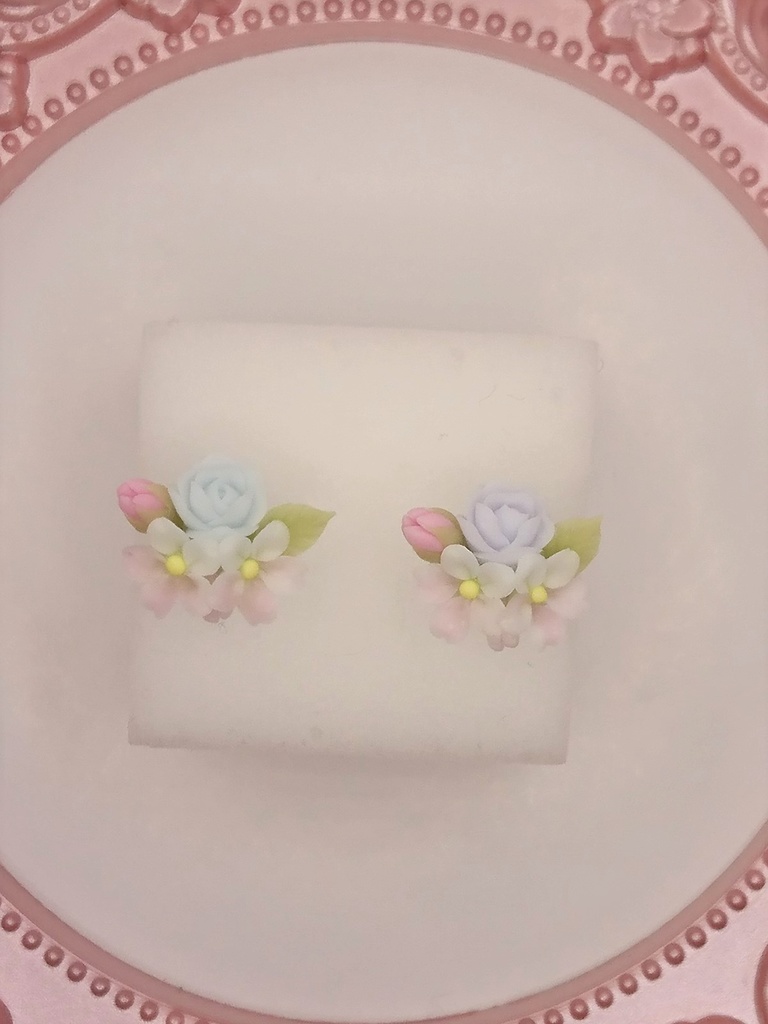 84 桜と水色のバラミニブーケピアス