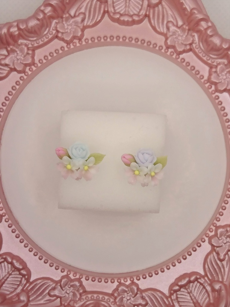 84 桜と水色のバラミニブーケピアス