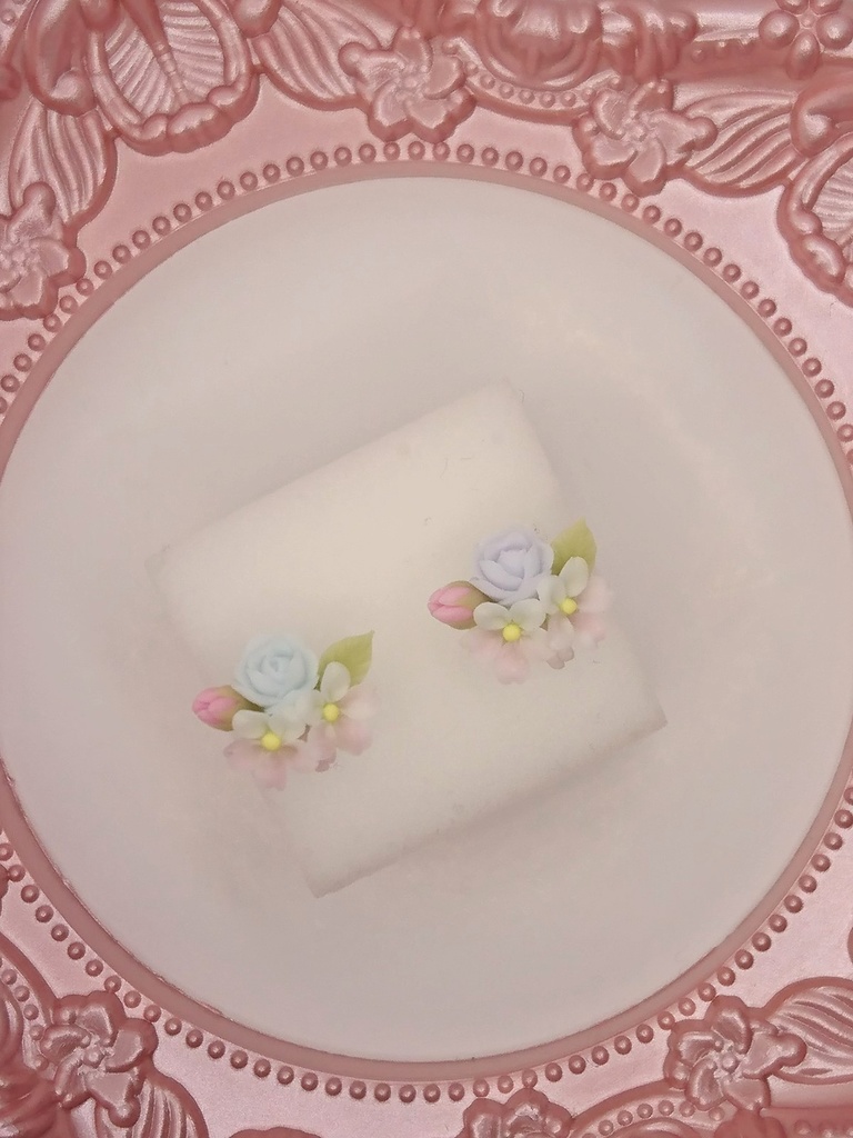 84 桜と水色のバラミニブーケピアス