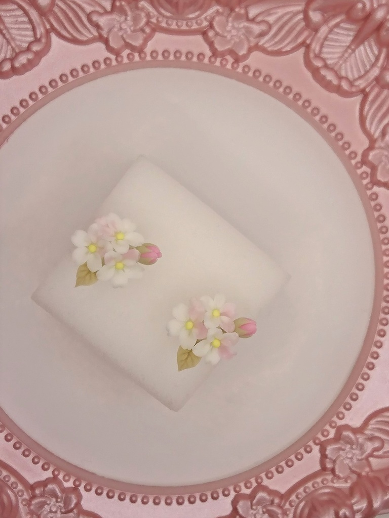 桜のミニブーケピアス