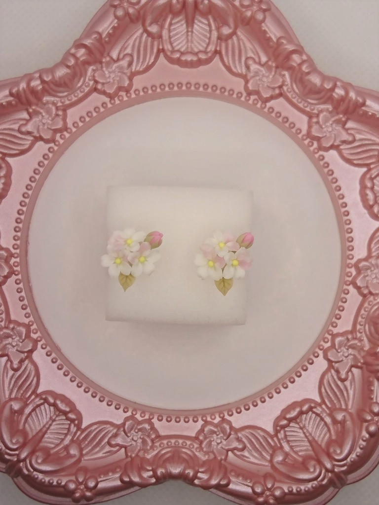 桜のミニブーケピアス