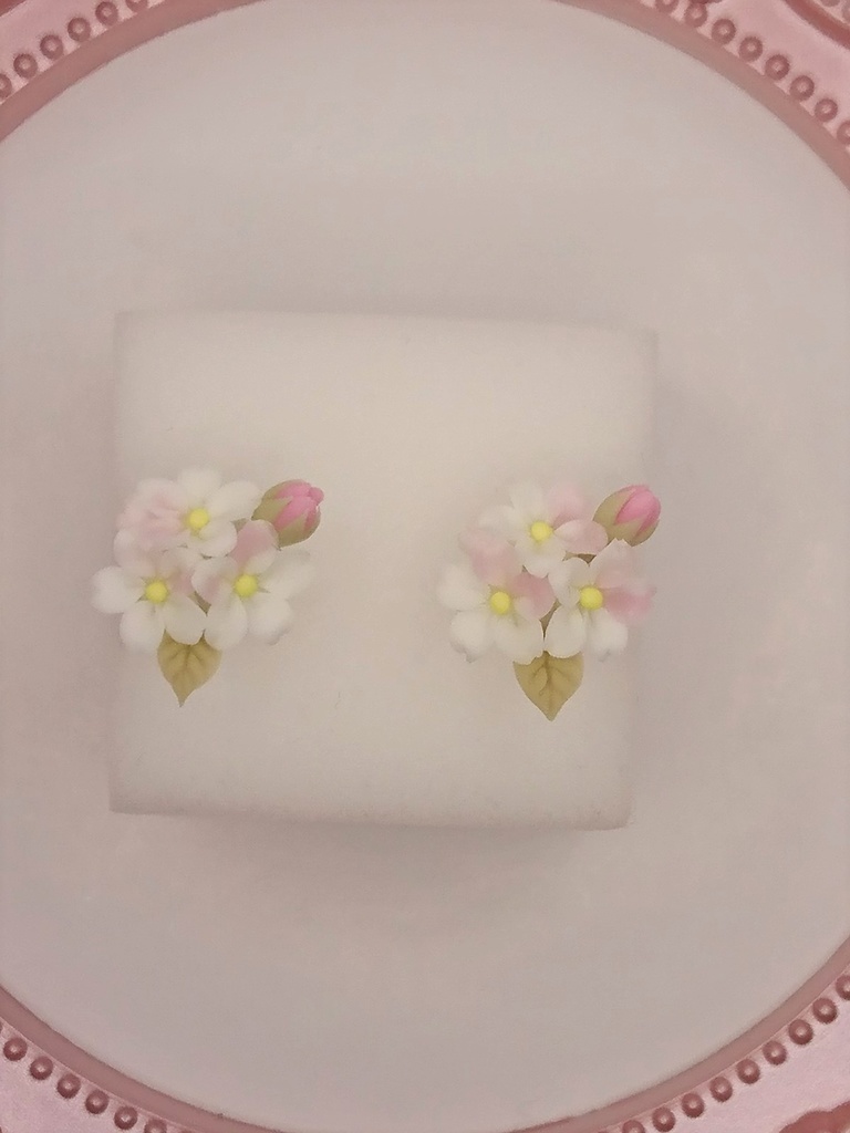 桜のミニブーケピアス