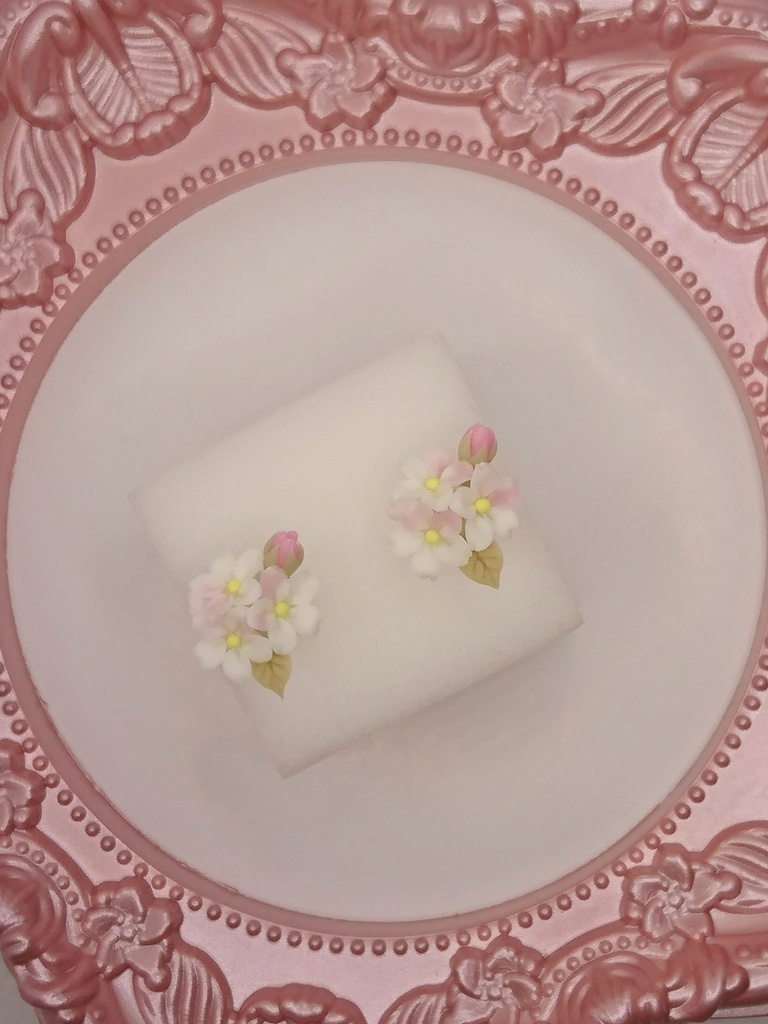 桜のミニブーケピアス