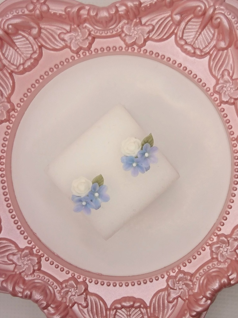 勿忘草と白バラのミニブーケピアス