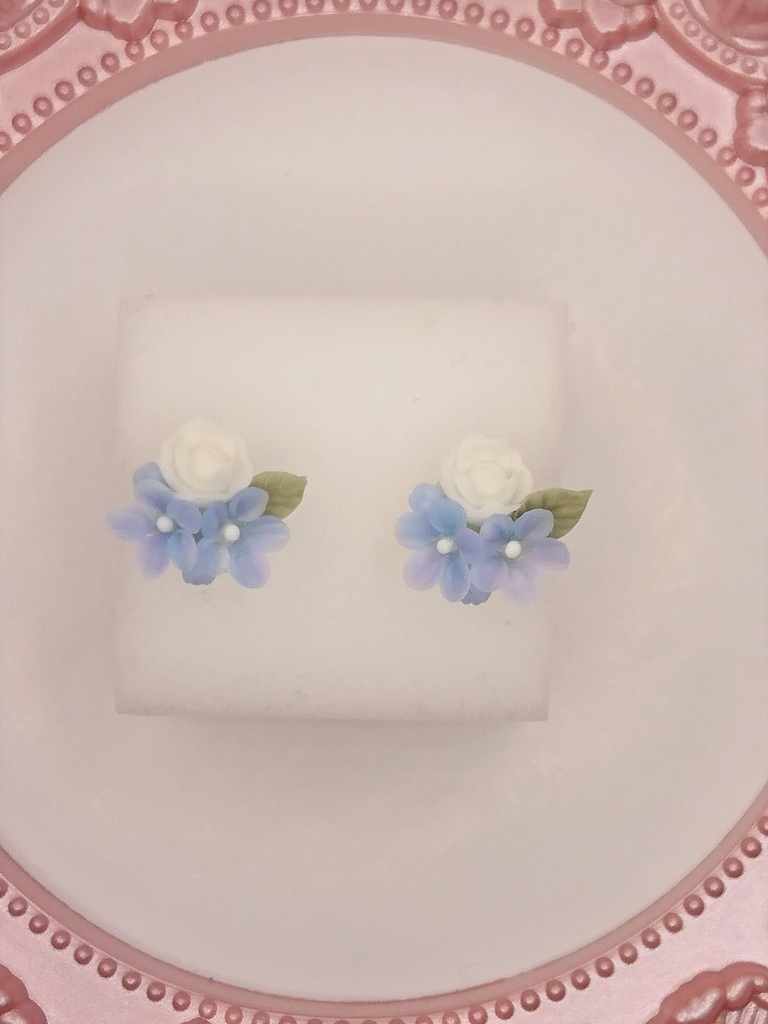 勿忘草と白バラのミニブーケピアス