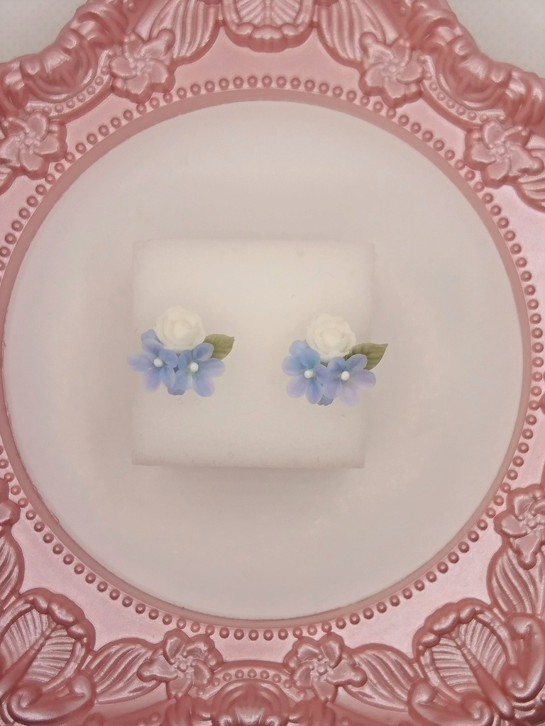 勿忘草と白バラのミニブーケピアス