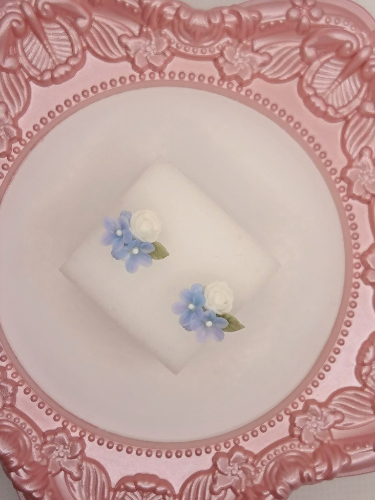 勿忘草と白バラのミニブーケピアス