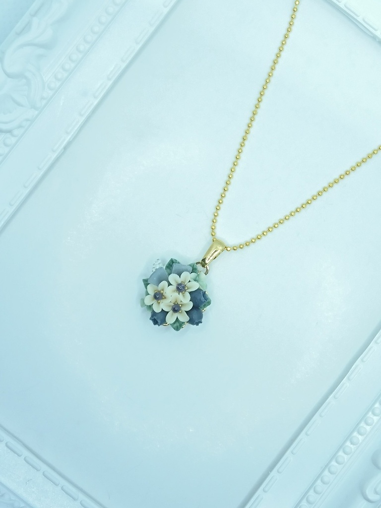 270 ブルーベリーブーケのネックレス