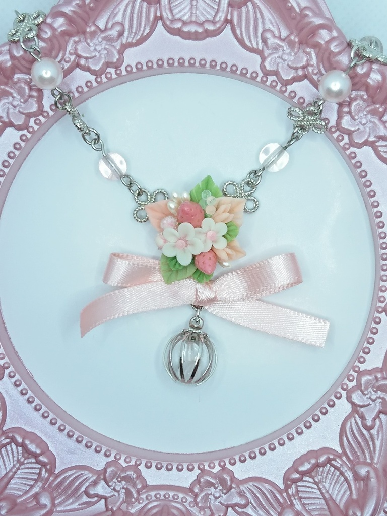 93 ピンクの苺ブーケネックレス