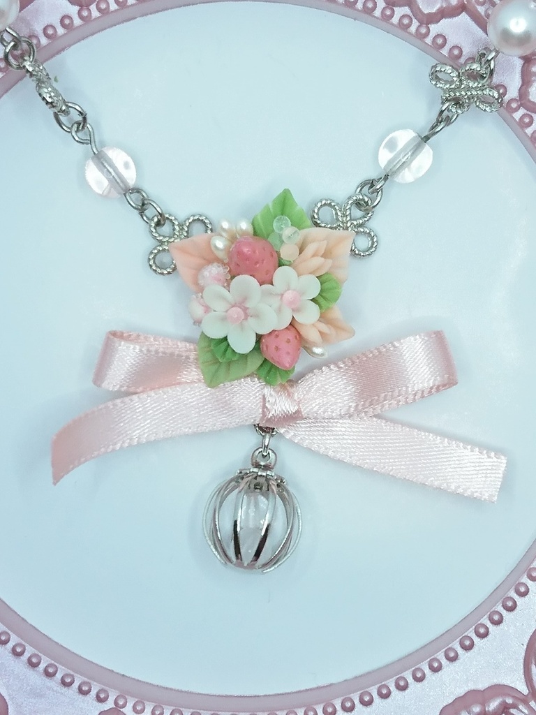 93 ピンクの苺ブーケネックレス