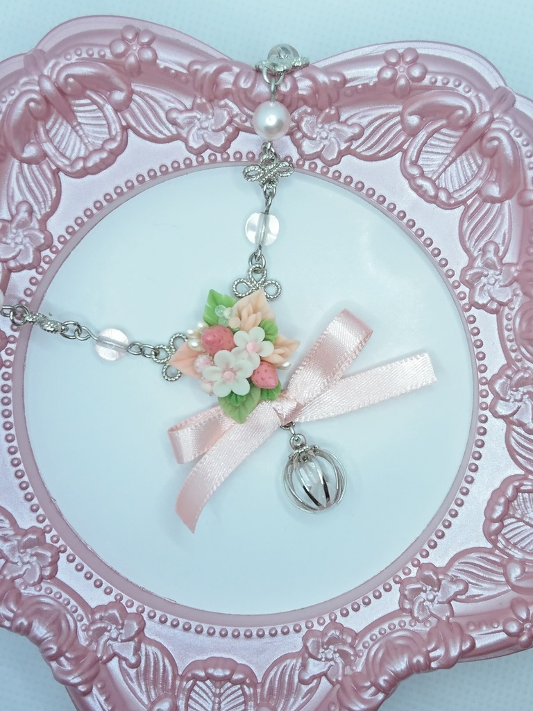 93 ピンクの苺ブーケネックレス