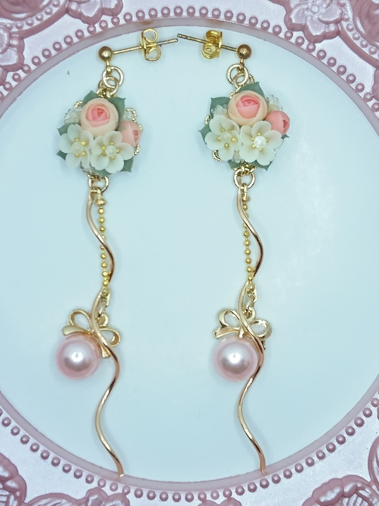 172 ピンクのラナンキュラスと桜のブーケピアス(サージカルステンレス)パーツ変更可