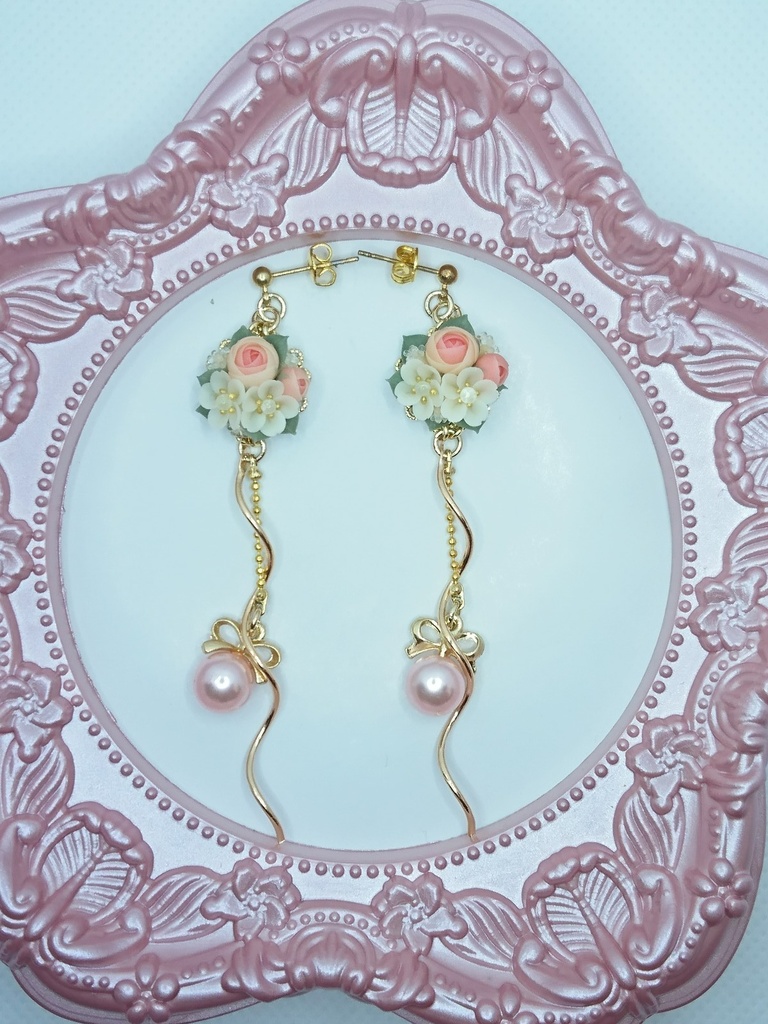 172 ピンクのラナンキュラスと桜のブーケピアス(サージカルステンレス)パーツ変更可