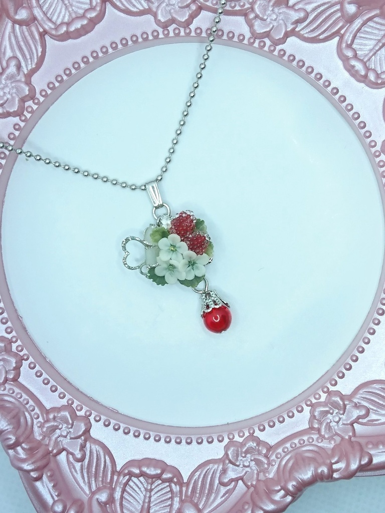 EB9【BOOTH限定】ワイルドストロベリーのブーケネックレス