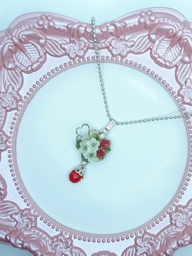 EB9【BOOTH限定】ワイルドストロベリーのブーケネックレス