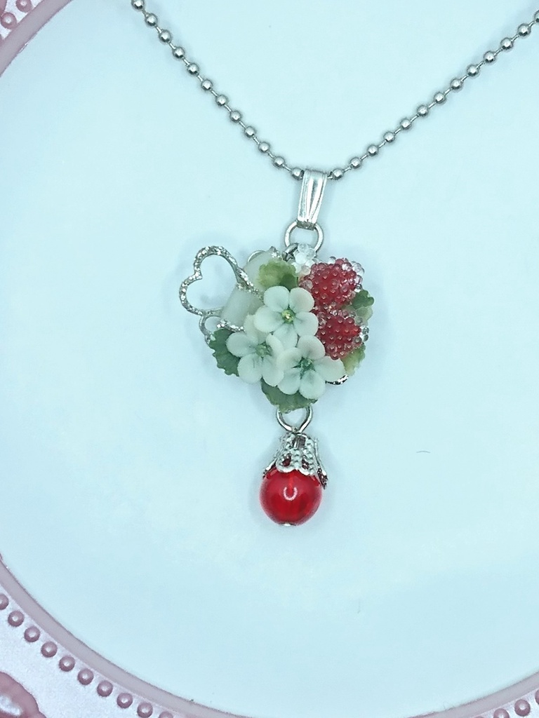 EB9【BOOTH限定】ワイルドストロベリーのブーケネックレス