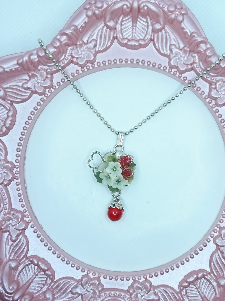 EB9【BOOTH限定】ワイルドストロベリーのブーケネックレス