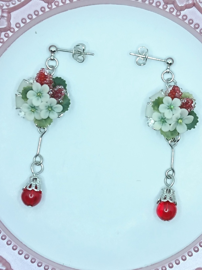 EB10【BOOTH限定】ワイルドストロベリーのブーケピアス(サージカルステンレス)パーツ変更可