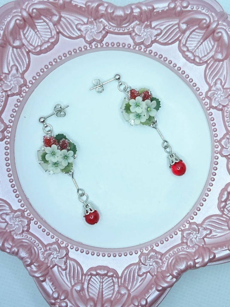 EB10【BOOTH限定】ワイルドストロベリーのブーケピアス(サージカルステンレス)パーツ変更可